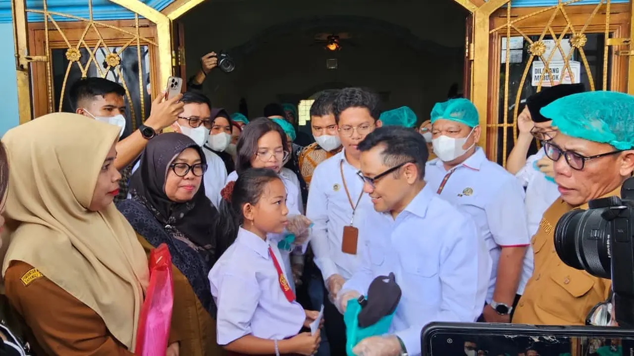Menko Pemberdayaan Masyarakat (PM) Muhaimin Iskandar meninjau salah satu stasiun pelayanan pemenuhan gizi (SPPG) di Tapanuli Tengah.