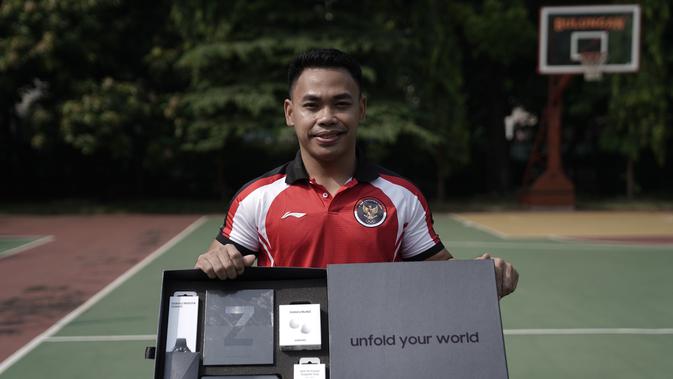 Atlet angkat besi Eko Yuli Irawan menerima apresiasi dari Samsung berupa Galaxy Z Fold3 dan ekosistemnya. (Foto: Samsung Indonesia).
