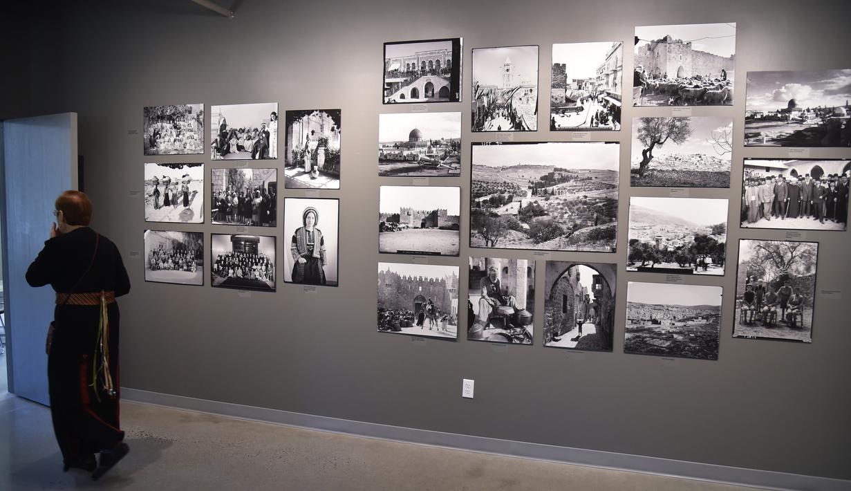 Seorang wanita mengunjungi museum tentang Palestina pada hari pembukaannya di Woodbridge, Amerika Serikat (AS), Minggu (22/4). Museum bernama ‘Palestine Museum US’ ini menjadi yang pertama kalinya dibuka di AS. (AFP/HECTOR RETAMAL)