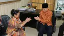 Budayawati Sukmawati Soekarnoputri ditemui oleh perwakilan MUI setibanya di kantor Majelis Ulama Indonesia, Jakarta, Kamis (5/4). Sukmawati datang untuk mengadakan pertemuan  tertutup dengan Ketua Umum MUI, Ma'ruf Amin. (Liputan6.com/Angga Yuniar)