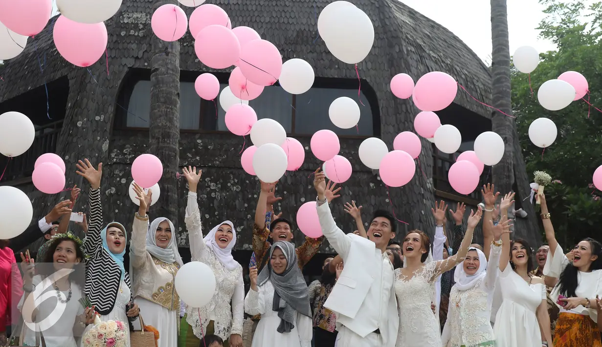 Sejumlah balon dilepaskan saat pesta pernikahan Vokalis band Seventeen Ifan dan Dylan Sahara di kawasan Ancol, Jakarta, Rabu (2/11). Ifan akhirnya resmi melepas status duda dengan selisih 10 tahun. (Liputan6.com/Herman Zakharia)