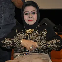 Penyanyi keroncong legendaris, Waldjinah pernah terbaring selama 9 bulan di tempat tidur. Kabar kondisi penyanyi berusia 72 tahun itu diungkapkan oleh Ari, anak penyanyi kelahiran Surakarta itu. (Adrian Putra/Bintang.com)