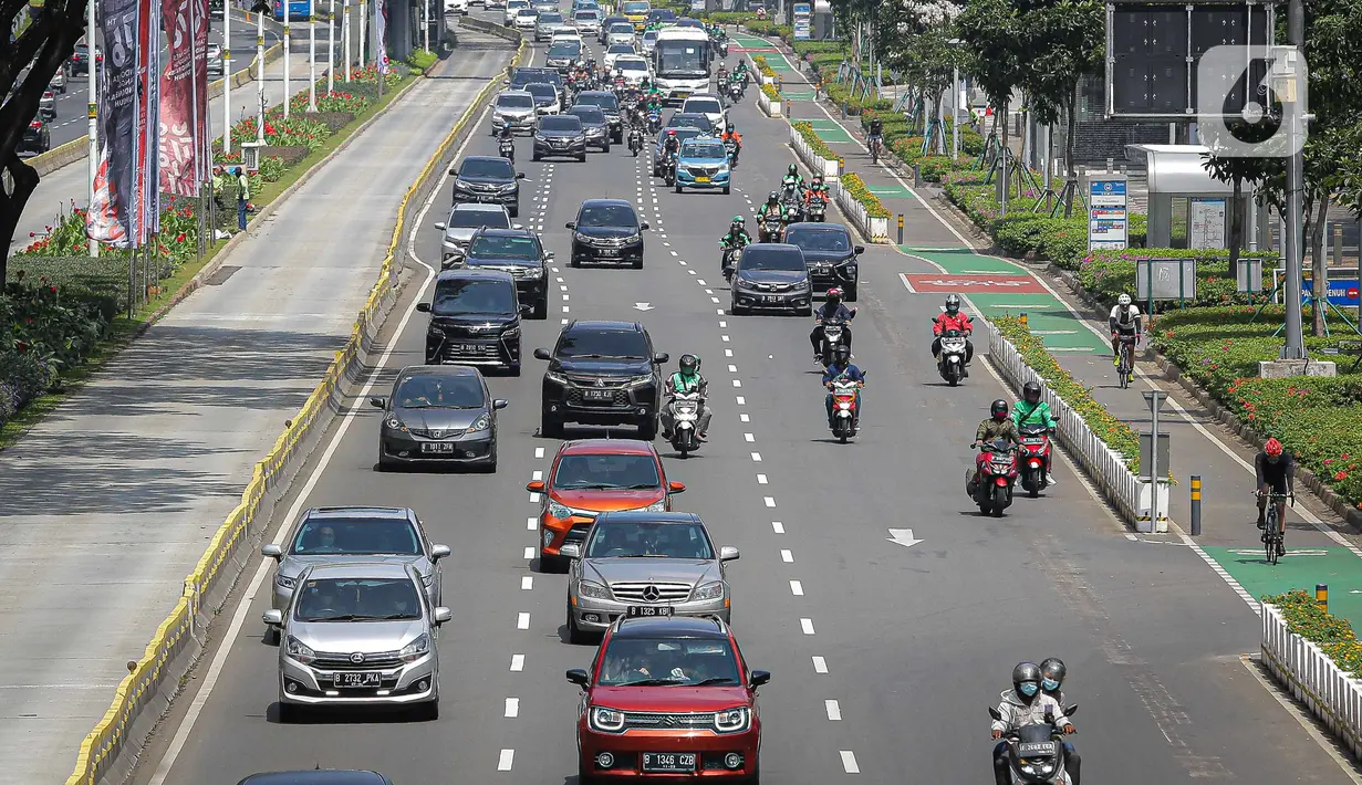 Sejumlah kendaraan melintas di kawasan Jalan Sudirman, Jakarta, Rabu (11/8/2021). Mulai 12 Agustus 2021, Polda Metro Jaya bakal kembali menerapkan aturan ganjil genap di sejumlah ruas jalan Ibu Kota dan meniadakan kebijakan penyekatan yang diterapkan selama PPKM Level 4. (Liputan6.com/Faizal Fanani)