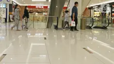 Warga mengunjungi pusat perbelanjaan Senayan city, Jakarta, Rabu (22/9/2021). Pemerintah mulai mengizinkan anak usia kurang dari 12 tahun memasuki pusat perbelanjaan dengan pengawasan orang tua di lima kota yaitu Jakarta, Bandung, Semarang, Yogyakarta dan Surabaya. (Liputan6.com/Herman Zakharia)
