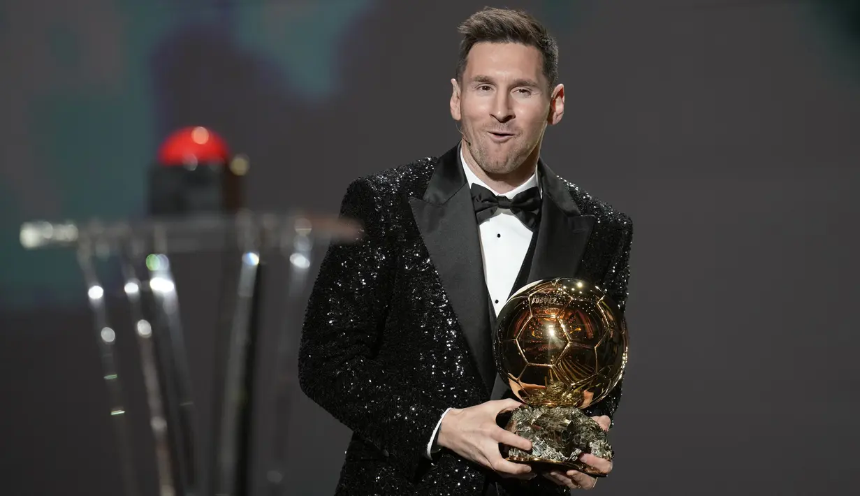 Striker PSG, Lionel Messi memenangkan trofi Ballon d'Or 2021 pada acara penganugerahan di Theatre du Chatelet, Paris, Senin (29/112021). Ballon d'Or adalah penghargaan tahunan yang diberikan kepada pemain yang dinilai menunjukkan penampilan terbaik selama satu musim. (AP Photo/Christophe Ena)