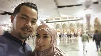 Pasangan suami istri Sultan Djorgi dan Annisa Trihapsari sedang melaksanakan ibadah umrah di Tanah Suci Makkah. Beberapa foto dibagikan oleh bintang sinetron Kau Seputih Melati di Instagram. (Instagram/Sultan Djorghi)