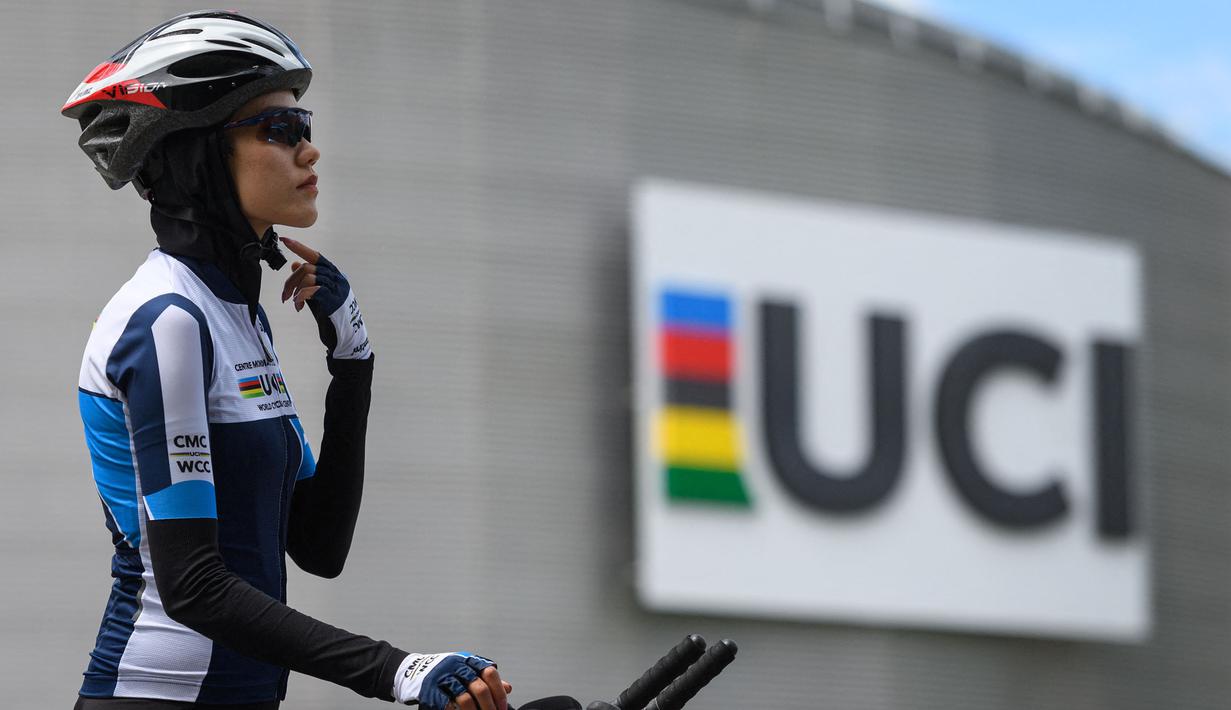 Dia terpilih menjadi penerima beasiswa solidaritas dari Komite Olimpiade Nasional (IOC) dan terpilih untuk mengikuti perlombaan Olimpiade Tokyo 2020. Ali Zada saat ini sedang menjalani latihan di UCI World Cycling Center di Aigle, Swiss Barat sebelum terbang ke Jepang. (Foto: AFP/Fabrice Cofrini)