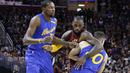 Pemain Warriors,  Kevin Durant (kiri) dan Stephen Curry (kanan) menghadang pergerakan pemain   Cleveland Cavaliers, LeBron James pada laga NBA di Quicken Loans Arena, (25/12/2016). Cleveland menang 109-108. (Reuters/Brian Spurlock-USA TODAY Sports)