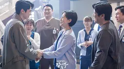 Kang Dong Joo, pemeran utama Dr. Romantic musim pertama akhirnya kembali ke Rumah Sakit Doldam. Dia muncul di adegan akhir Dr. Romantic 3 episode 12. (Foto: SBS via Soompi)