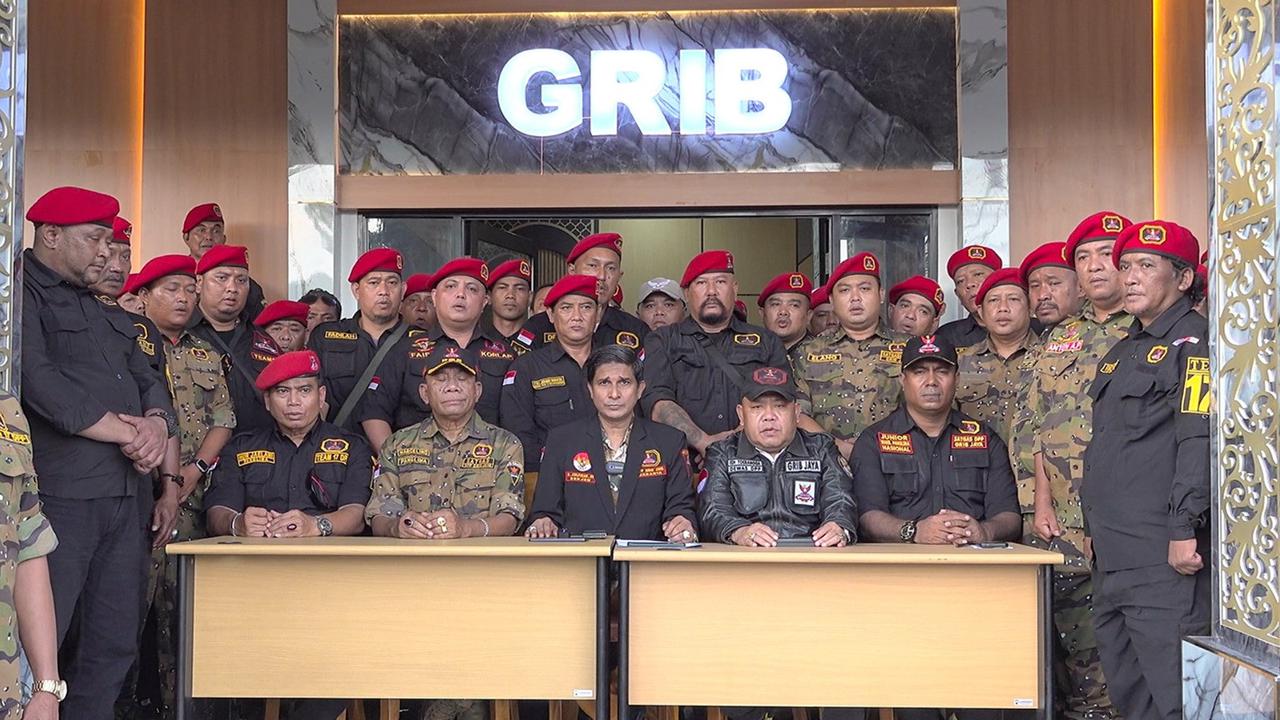 Sekretaris Jenderal (Sekjen) DPP GRIB Jaya (tengah) didampingi Dewas dan Satgas GRIB Jaya saat menggelar konferensi pers di kantor DPP GRIB Jaya, Kedoya, Jakarta Barat, Rabu (23/4/2025) (Istimewa)