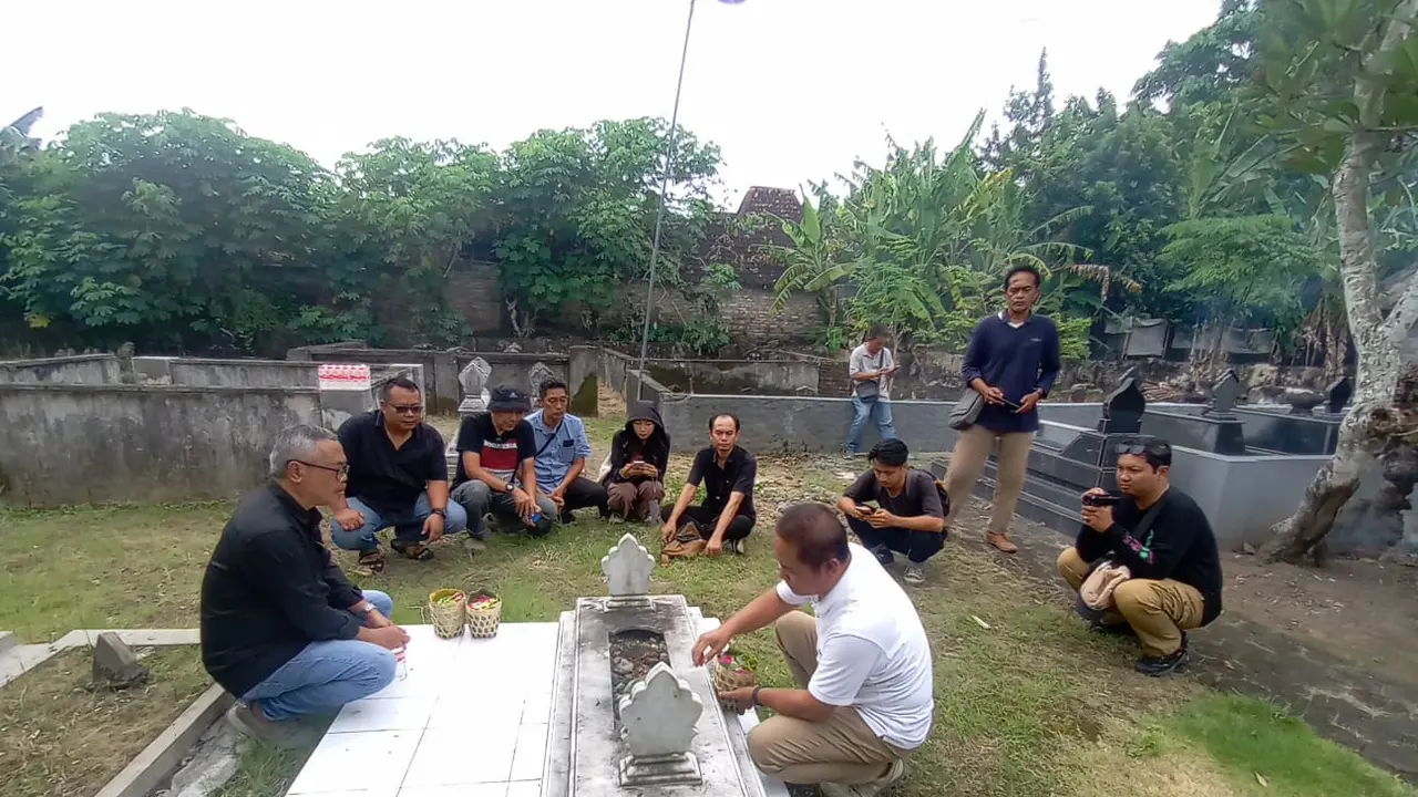 Wartawan ziarah ke makam Udin. (Liputan6.com/Kukuh Setyono)