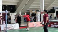 Aktris Indonesia, Anya Geraldine, unjuk kebolehan bermain bulutangkis bersama penonton di sela-sela Indonesia Open 2023. (Bola.com/Zulfirdaus Harahap)