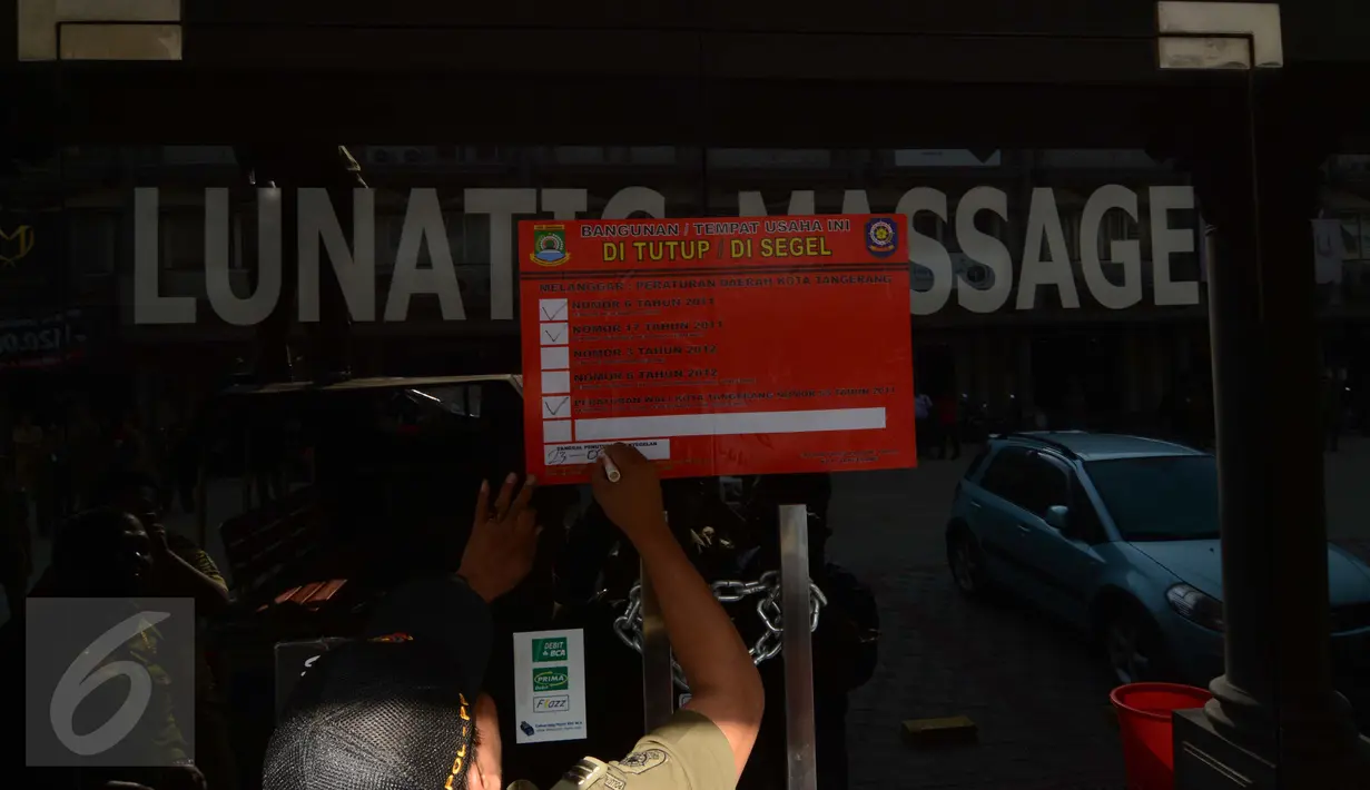 Petugas Satpol PP menyegel sebuah tempat Spa and Massage di Ruko De Mansion, Alam Sutera, Tangerang, Selasa (23/2). Sebanyak 6 tempat Spa and Message disegel Pemerintah Kota tangerang karena tidak mengantongi ijin operasi. (Liputan6.com/Faisal R Syam)