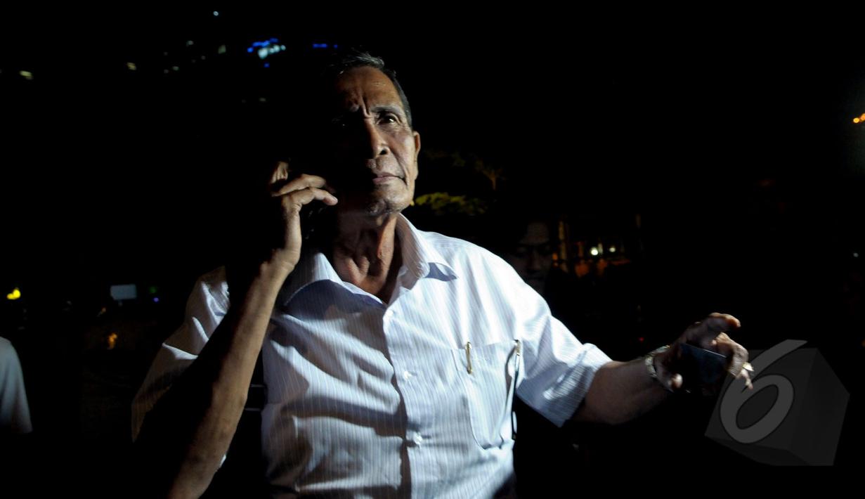 Anggota Tim 9, Tumpak Hatorangan Pangabean meninggalkan gedung KPK, Jakarta, Selasa (14/04/2015). Kedatangan Tumpak bersama Wakil Ketua Tim 9 Jimly Asshiddiqie disebut-sebut untuk rapat dengan Pimpinan KPK. (Liputan6.com/Andrian M Tunay)