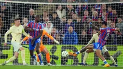 Tuan rumah berhasil unggul terlebih dahulu pada menit ke-25 melalui gol bunuh diri Pedrinho sebelum disamakan oleh Eguinaldo sembilan menit kemudian. (AP Photo/Alastair Grant)