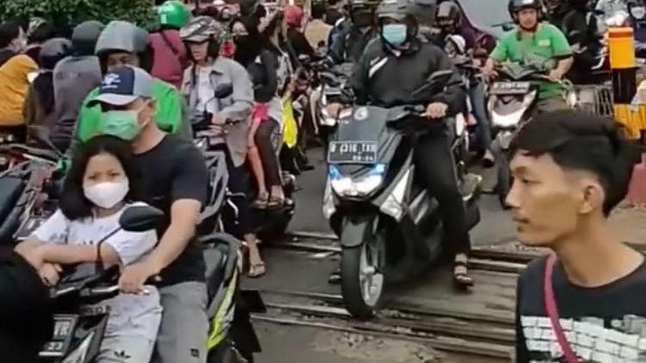 Bikin Deg-degan, Begini Aksi Petugas Bantu Mobil  Terjebak Akibat Terobos Palang KA