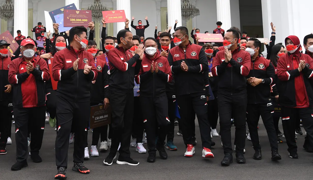 <p>Presiden Joko Widodo (tengah) berfoto bersama atlet dan official saat upacara penyerahan bonus atlet SEA Games ke-31 Vietnam di Halaman Istana Merdeka, Jakarta, Senin (13/6/2022). Presiden menyerahkan total bonus kepada seluruh atlet sebesar Rp130,5 Miliar sementara untuk pelatih dan asisten pelatih sebesar Rp32 Miliar. (FOTO: Lukas - Biro Pers Sekretariat Presiden)</p>