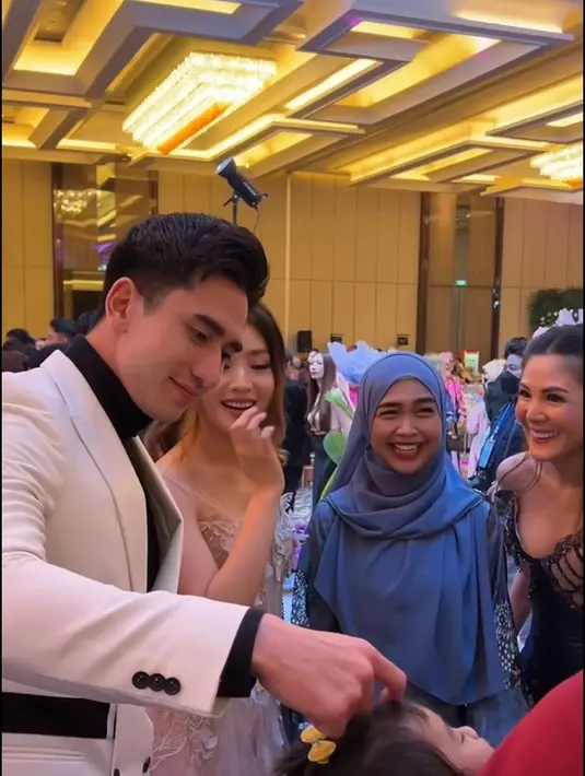 "Mau pakai baju apapun,wilo tetap kece badai," tulis alia328e. "definisi pangeran @bramastavrl meetup dgn bidadari @natashawilona12 nya..," tulis rach_ma1983. "Duuuh kesayangan aku tetap yaa cakep² ga ada obat," tulis adelia15nwvb. [Instagram/bramastavrl]