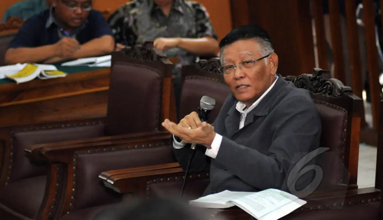 Sidang lanjutan praperadilan BG terhadap KPK kembali digelar di Pengadilan Negeri Jakarta Selatan, Rabu (11/2/2015). Tampak, Prof Romli Atmasasmita saat menjadi saksi pada sidang lanjutan praperadilan BG terhadap KPK. (Liputan6.com/Helmi Fithriansyah)