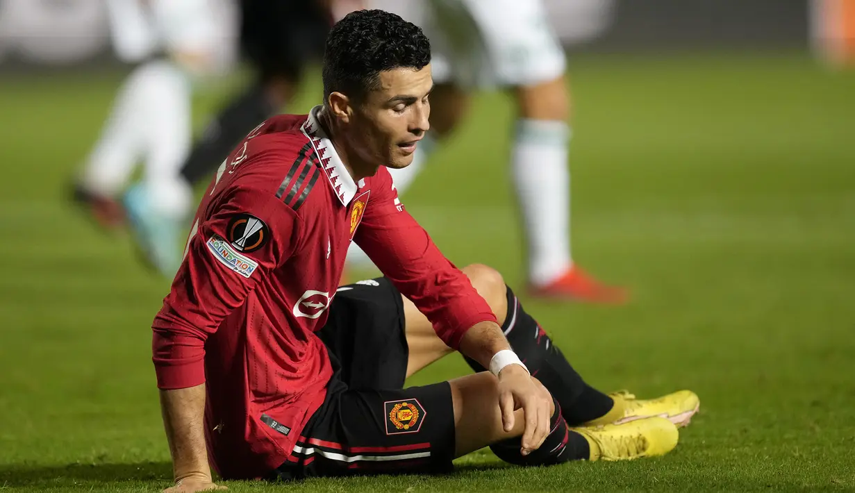 Beberapa peluang didapat saat Manchester United telah unggul 2-1. Di antaranya adalah saat ia menerima umpan Christian Eriksen, namun sepakannya masih melambung tinggi di atas mistar gawang Omonia Nicosia yang dikawal Fabiano. (AP/Petros Karadjias)