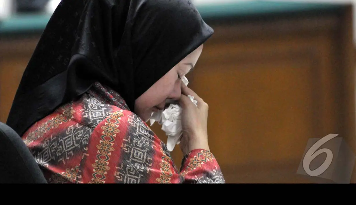 Sembari menangis, Atut menyatakan tuntutan itu tidak adil. Wanita berkerudung tersebut merasa tuntutan itu tak sesuai dengan keterangan saksi dan fakta persidangan, Pengadilan Tipikor Jakarta, Kamis (21/8/2014) (Liputan6.com/Panji Diksana)