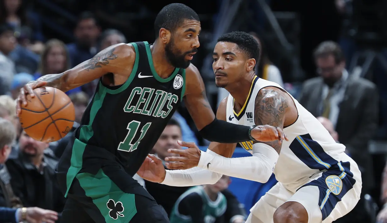 Pemain Boston Celtics, Kyrie Irving (kiri) menggiring bola melewati adangan pemain Denver Nuggets, Gary Harris pada laga NBA basketball game di Pepsi Center, Denver, (29/1/2018). Celtics menang 111-110. (AP/David Zalubowski)