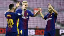 Penyerang Barcelona, Lionel Messi (kiri) melakukan selebrasi bersama Ivan Rakitic dan Andres Iniesta (kanan) pada jornada 7 La Liga 2017-2018, Minggu (1/10/2017), di Estadio Camp Nou. Barcelona unggul dengan skor 3-0.  (AFP/Jose Jordan)