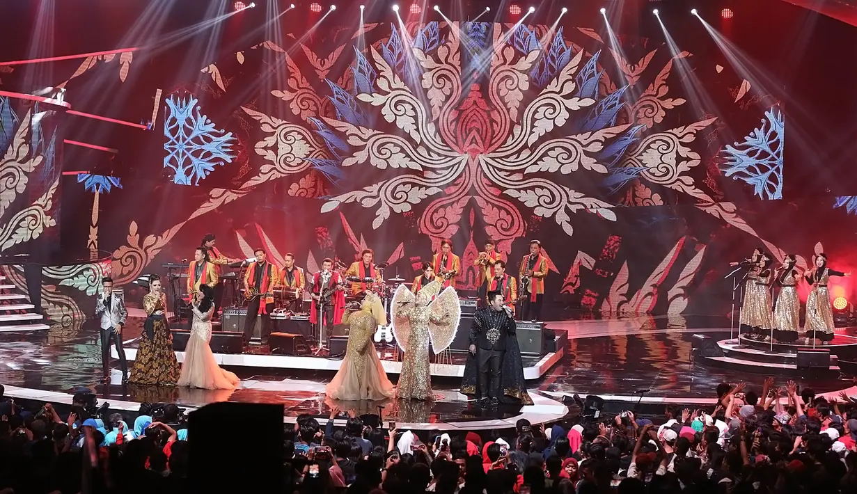 Konser Raya 23 Tahun Indosiar Luar Biasa diramaikan oleh banyak penyanyi papan atas Tanah Air. Kamis (11/1) konser berlangsung meriah dibuka oleh Raja Dangdut Rhoma Irama dan Soneta. (Bambang E Ros/Bintang.com)