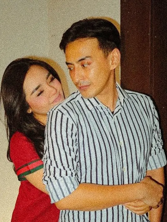 Gita Sinaga dan Habibi Hood mulai diisukan terlibat cinta lokasi sejak 2021 silam. Tak heran selalu bersama di lokasi syuting membuat keduanya seakan terbiasa dekat. (Instagram/gitasinaga)