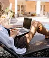 Bekerja sambil berpindah tempat terdengar menyenangkan, tetapi gaya hidup digital nomad juga punya tantangan yang tidak selalu terlihat di media sosial. (Foto/Dok: Pexels)