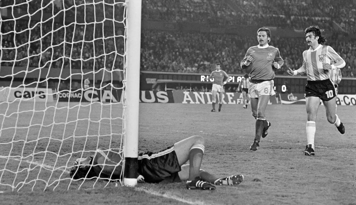 Meski telah memasuki usia senja namun pemain kelas dunia itu mampu memperlihatkan kualitasnya. Ia mencetak 10 gol dalam 15 laga yang dimainkannya. (AFP/Robert Delvac)