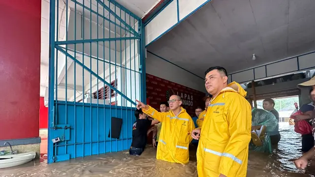 Ronald Lumbuun bersama jajarannya saat memantau kondisi banjir yang merendam Lapas Kelas II A Manado, Jumat (27/1/2023).