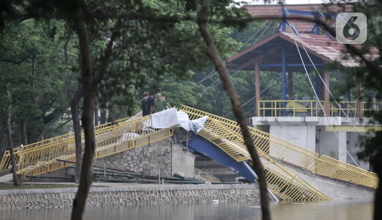 Kondisi jembatan pascaambruk di Hutan Kota Kemayoran, Jakarta, Minggu (22/12/2019). Sebelumnya jembatan yang berfungsi sebagai viewing deck ini merupakan salah satu fasilitas hutan kota yang baru diresmikan pihak Pusat PPK Kemayoran pada (21/12/2019). (Merdeka.com/Iqbal S. Nugroho)