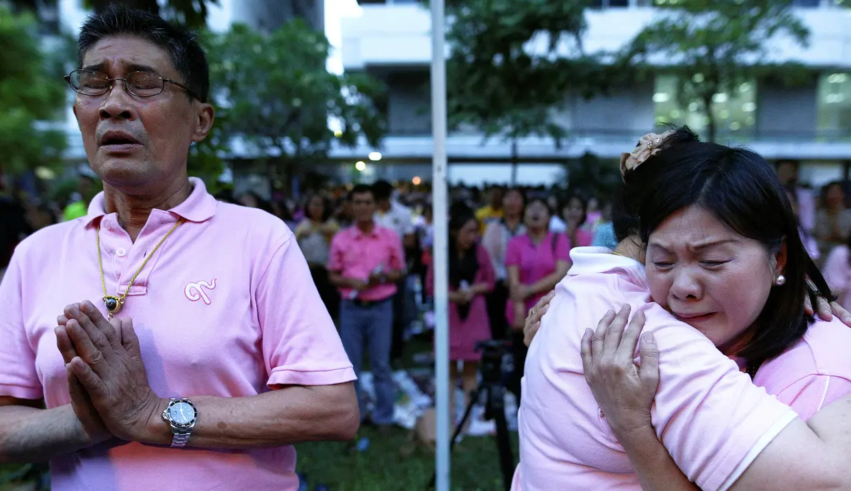 Warga menangis usai mengetahui Raja Thailand Bhumibol Adulyadej meninggal di RS Siriraj, Bangkok, Thailand, Kamis (13/10). Selama 10 tahun terakhir, kondisi kesehatan Bhumibol itu terus menurun. (REUTERS / Chaiwat Subprasom)
