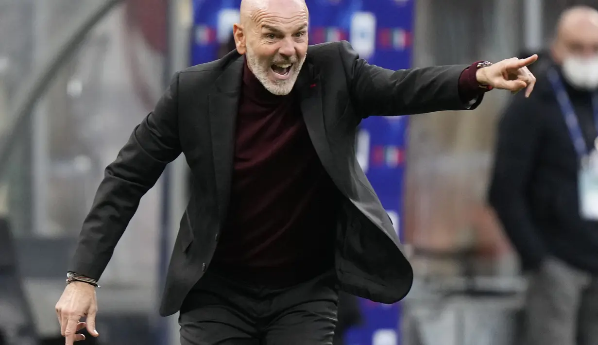 Pelatih AC Milan, Stefano Pioli menginstruksikan pemainnya saat bertanding melawan Sassuolo pada pertandingan lanjutan Liga Serie A Italia di stadion San Siro, Minggu (28/11/2021). Milan untuk sementara masih bercokol di urutan kedua dengan nilai 32. (AP Photo/Luca Bruno)