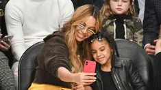 Penyanyi Beyonce dan putrinya Blue Ivy Carter berselfie saat menonton pertandingan NBA All-Star Game 2018 di Staples Center di Los Angeles, California, AS (18/2). (Allen Berezovsky/Getty Images/AFP)