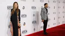 Model Chrissy Teigan dan John Legend berpose di karpet merah American Music Awards (AMA) 2016 di Los Angeles, California, Minggu (20/11). Gaun hitam berisiko itu membuat Chrissy menarik perhatian saat berpose di karpet merah. (REUTERS/Danny Moloshok)