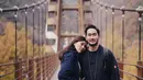 Dalam berbagai kesempatan, keduanya kerap tampil kompak dengan outfit couple senada.