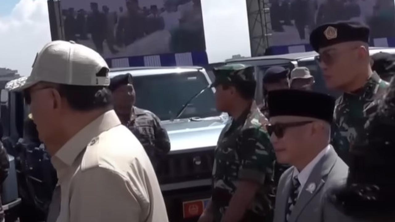 Kejutan Sosok Letkol Berseragam Loreng Temani Menhan Serahkan Maung ke Panglima-Kapolri