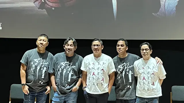Personel Ungu, memegang mic pada konferensi pers "Antam presents 30 Tahun Berkarya Ungu Waktu Yang Dinanti Final Chapter” yang diselenggarakan di kawasan Jakarta pada (6/10/2026). (Liputan6.com/Afradhiya N.R)