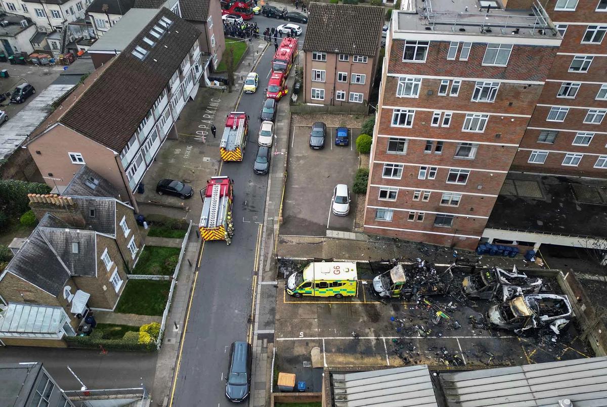 FOTO:  Ambulans Milik Komunitas Yahudi Dibakar di London Utara