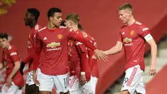 Gelandang Manchester United, Scott McTominay (kanan) melakukan selebrasi bersama rekan setim usai mencetak gol ke gawang Watford dalam laga babak ke-3 Piala FA 2020/21 di Old Trafford, Sabtu (9/1/2021). Manchester United menang 1-0 atas Watford. (AFP/Oli Scarff/Pool)