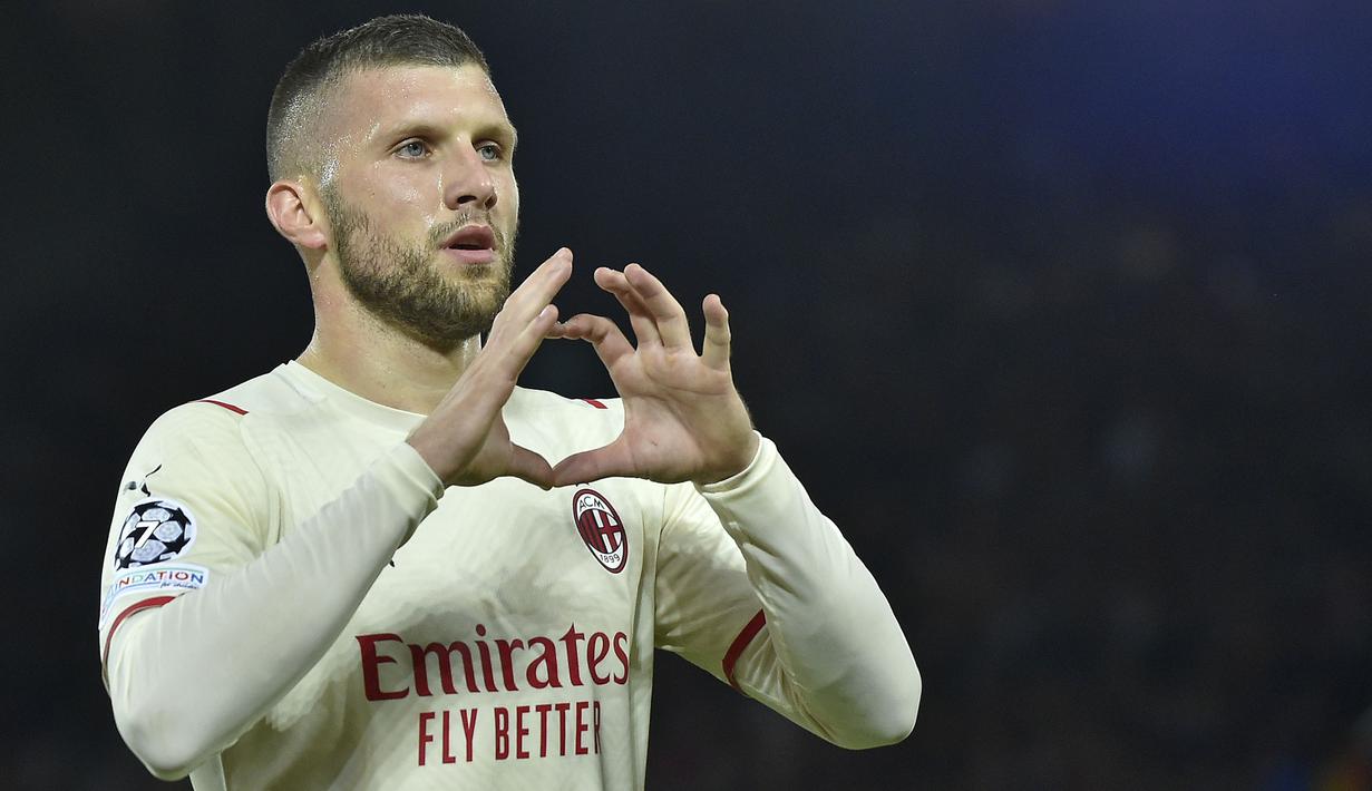 Terlalu banyak menyerang, Liverpool malah kebobolan di menit ke-42. Ante Rebic sukses memanfaatkan umpan Rafael Leao untuk menyamakan kedudukan. (Foto: AP/Rui Vieira)