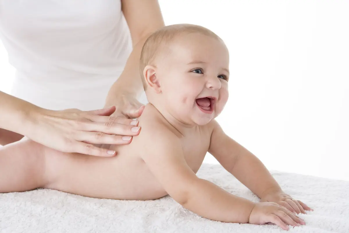 [Bintang] Mama Muda, Ini Trik Memijat Punggung untuk Bayi