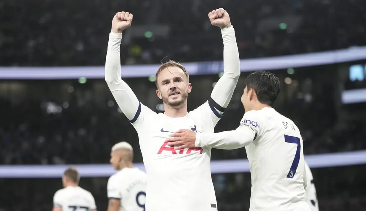 Pemain Tottenham Hotspur, James Maddison merayakan gol ke gawang Fulham pada laga Liga Inggris di Stadion Tottenham Hotspur, Selasa (24/10/2023). (AP Photo/Kin Cheung)