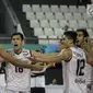 Pemain Timnas Indonesia berselebrasi saat lawan tim bola voli Jepang dalam babak kualifikasi bola voli 18th Asian Games Invitation Tournament di Tennis Indoor Senayan, Jakarta, Senin (12/2). Indonesia menang dengan skor 3-2. (Liputan6.com/Faizal Fanani)