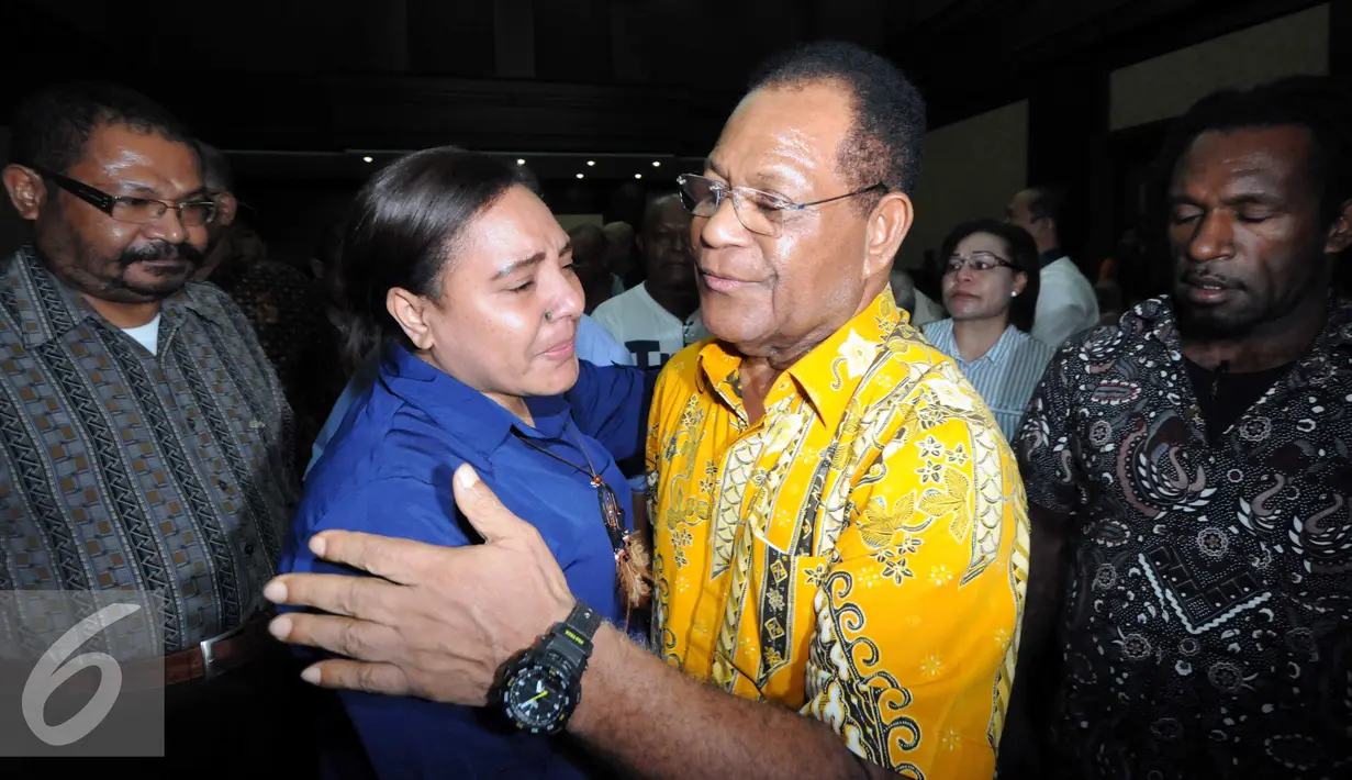 Barnabas Suebu saat bertemu kerabatnya usai menjalani sidang vonis di Pengadilan Tipikor Jakarta, Kamis (19/11/2015). Mantan Gubernur Papua itu di Vonis 4 tahun 6 bulan penjara dengan denda Rp300 juta oleh Hakim Tipikor. (Liputan6.com/Helmi Afandi)