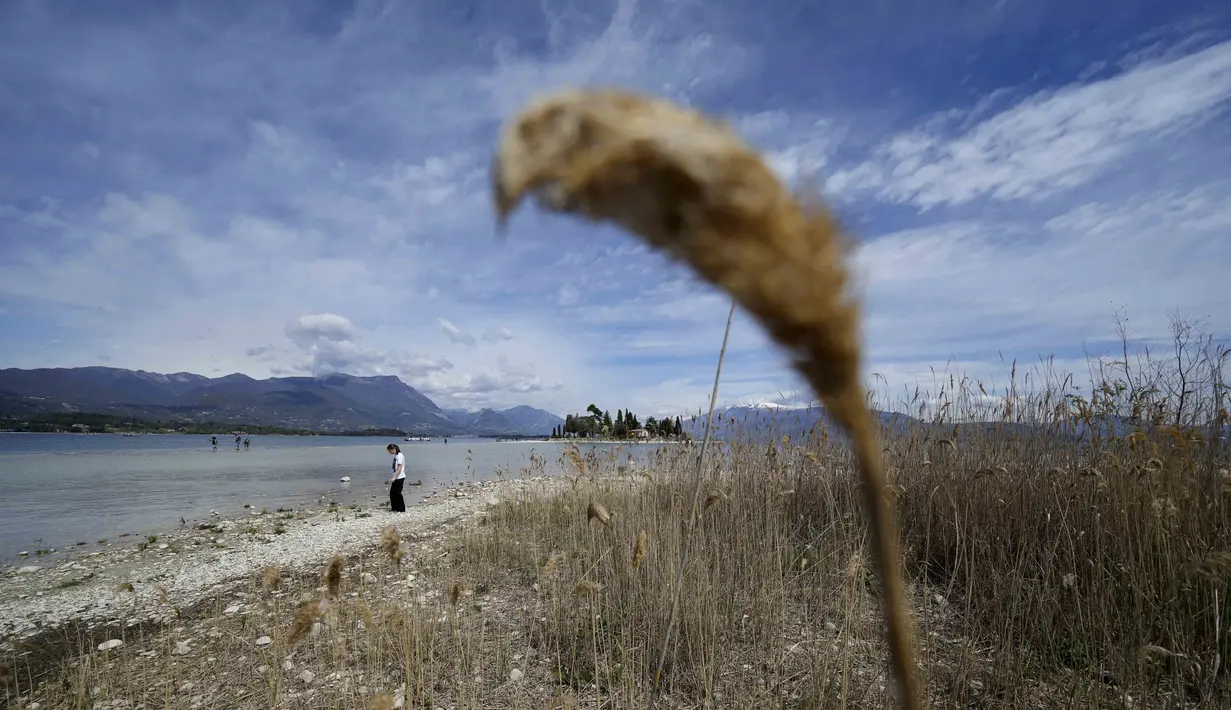 Danau Garda di bagian utara negara ini berada pada level terendah karena kekeringan. (AP Photo/Luca Bruno)