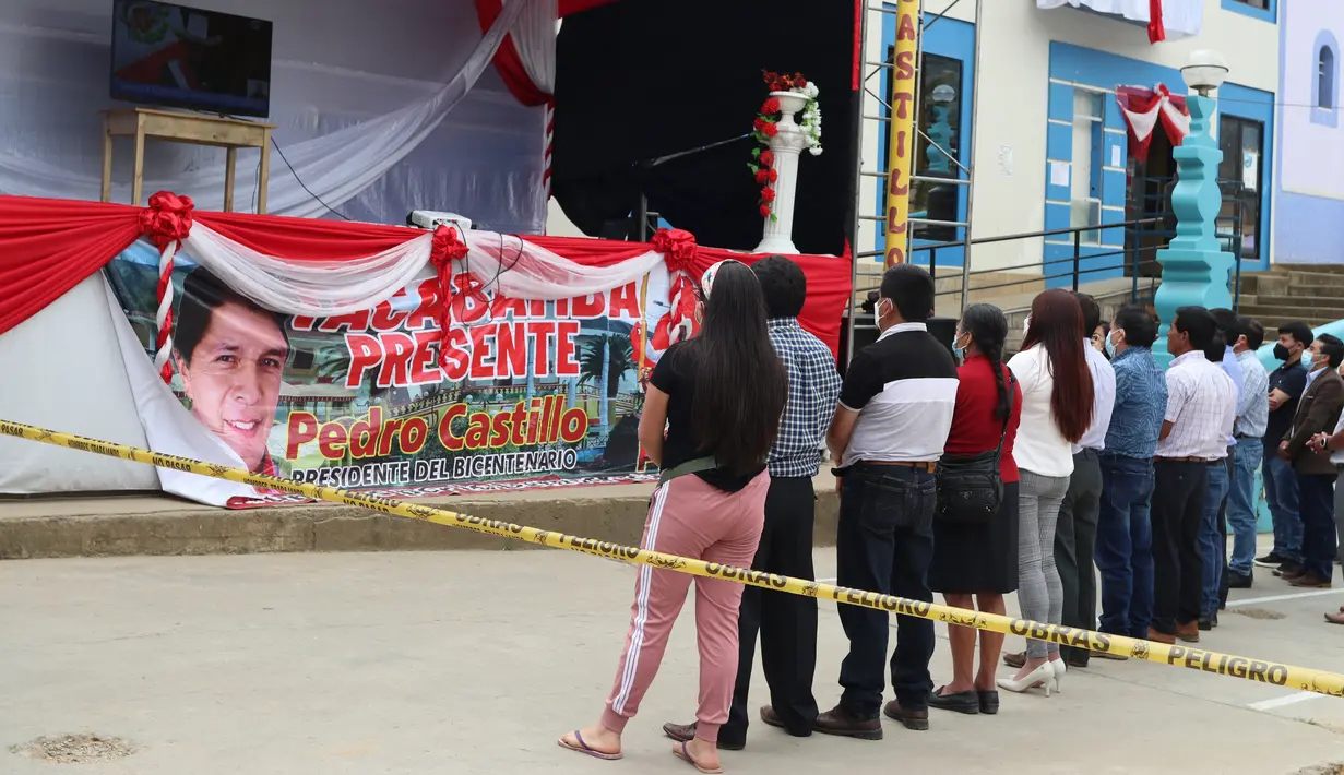 Pendukung Presiden terpilih Pedro Castillo menyalakan kembang api selama siaran langsung upacara pengambilan sumpahnya di alun-alun umum di Tacabamba, Peru, Rabu (28/7/2021). Presiden baru Pedro Castillo telah resmi dilantik menjadi pemimpin Peru di ibu kota, Lima. (AP Photo/Francisco Vigo)