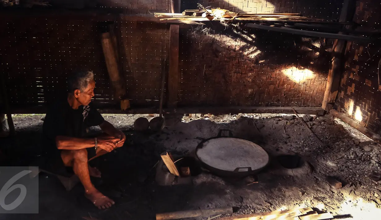 Hamdan, warga Suku Baduy Luar, tengah memasak air nira sebagai bahan baku pembuat gula aren di Kampung Kadu Jangkung, Kabupaten Lebak, Banten (12/05). Pembuatan gula aren memerlukan waktu sekitar enam jam. (Liputan6.com/Fery Pradolo)